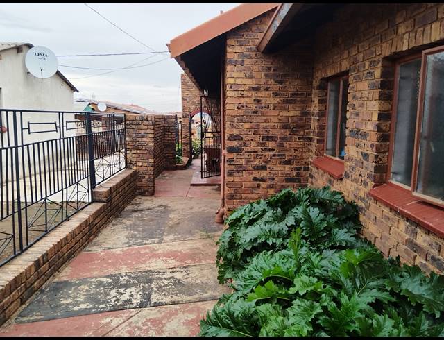 3 BEDROOM HOUSE FOR SALE IN SEBOKENG ZONE 13